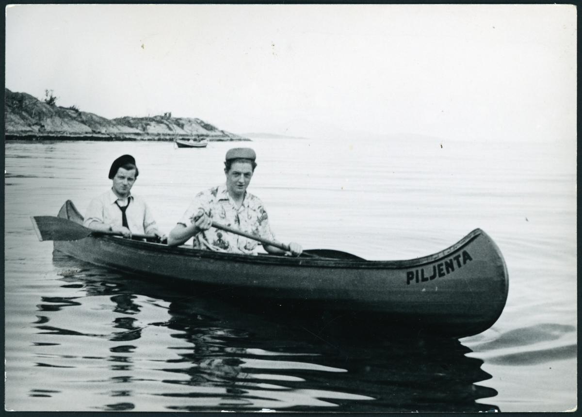 Arne Svenning og Sigbjørn Jakobsen i kano i Brurvika.