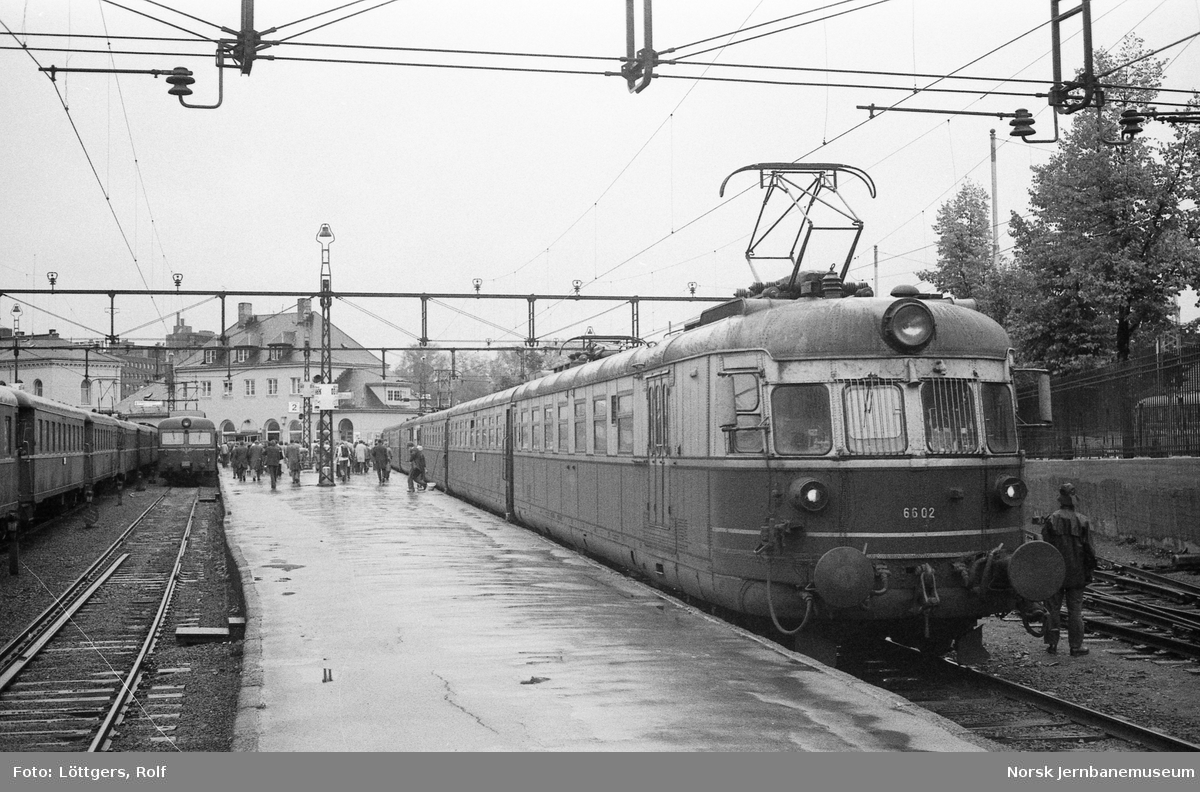 Elektrisk motorvognsett type 66 med hurtigtog fra Larvik, tog 800, på Oslo Vestbanestasjon