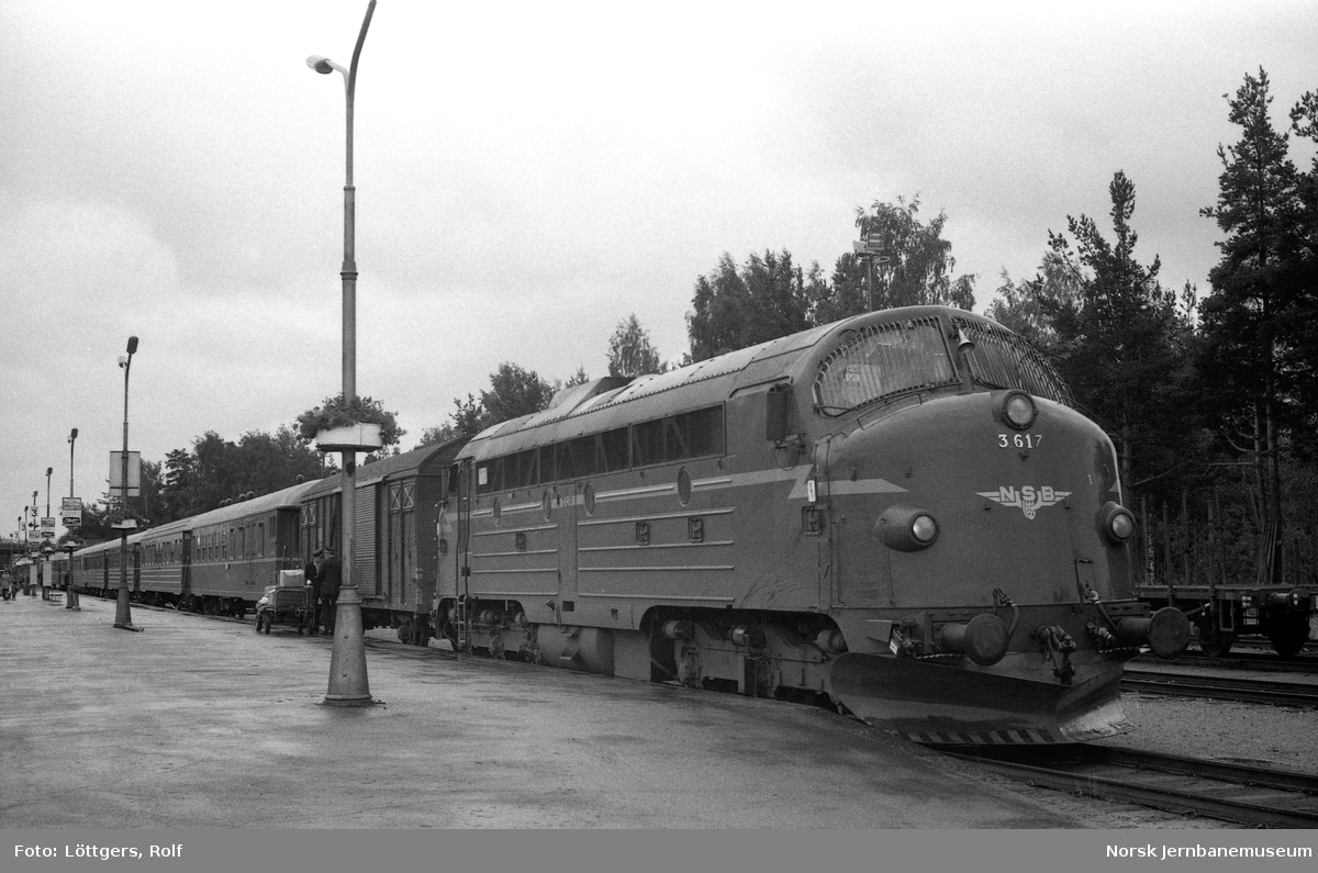 Diesellokomotiv Di 3 617 med persontog fra Oslo Ø til Trondheim over Røros, tog 301, på Elverum stasjon.