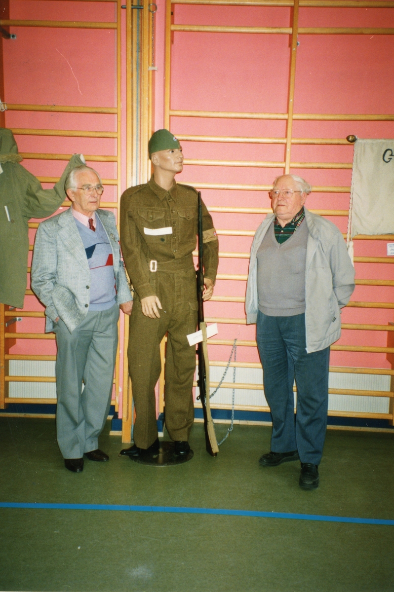Portrett,jakke,bukse,vest og militær uniform.
Frå v.Torleif Tubbehaugen Norhaug og Nils Svingen.