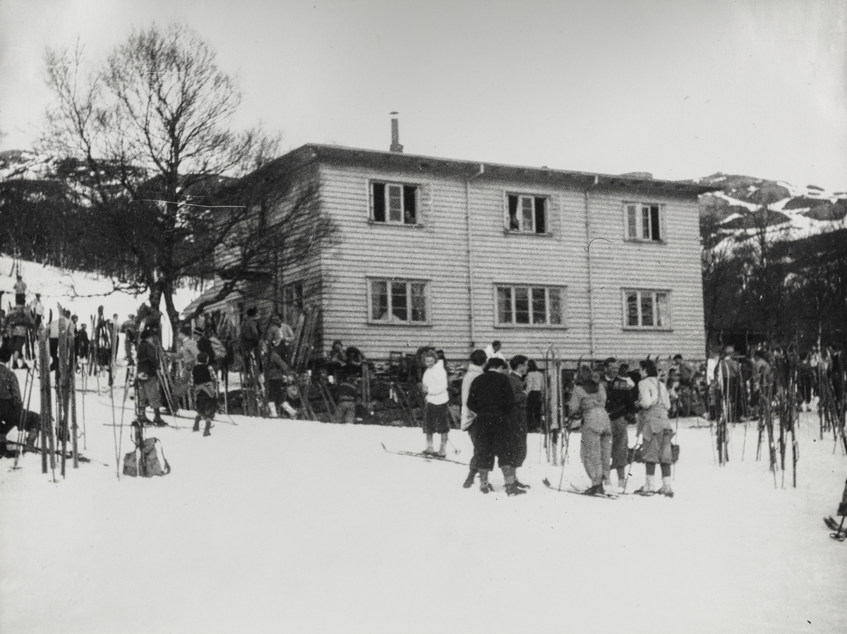 Haugesunds Turistforening utenfor foreningens hytte på Olalia, våren 1949.