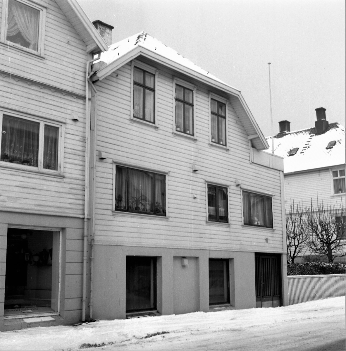 Vinterbilde. Bensinstasjon. Byhus i krysset Tuhauggt./Øvregt. Bestilt av Mobil Bensinstasjon i Øvregt.