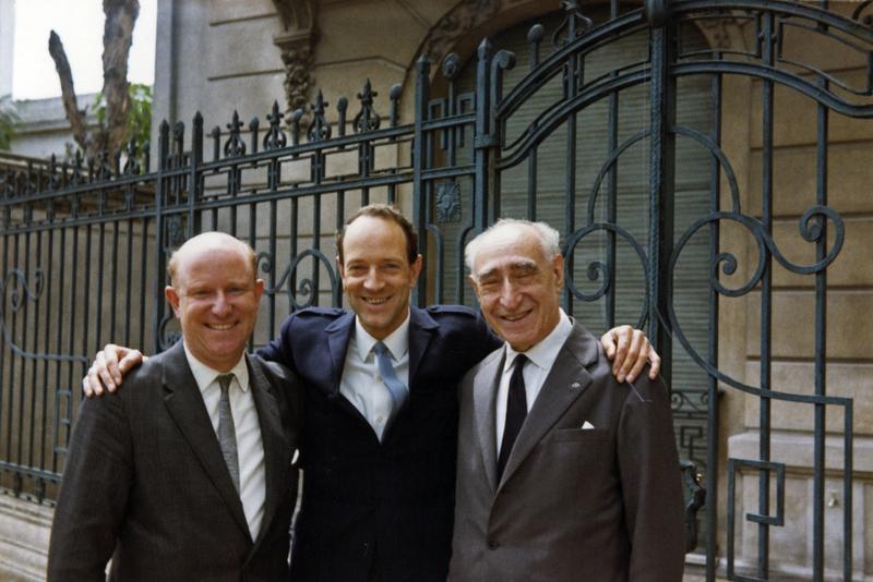 Bildet tatt i forbindelse med Ringve Museums kjøp av Morpurgosamlingen i 1967. Fra venstre: Uhlfelder, Jan Voigt og Adolfo Morpurgo som er foreviget utenfor Morpurgos hjem i Buenos Aires, Argentina. (Foto/Photo)