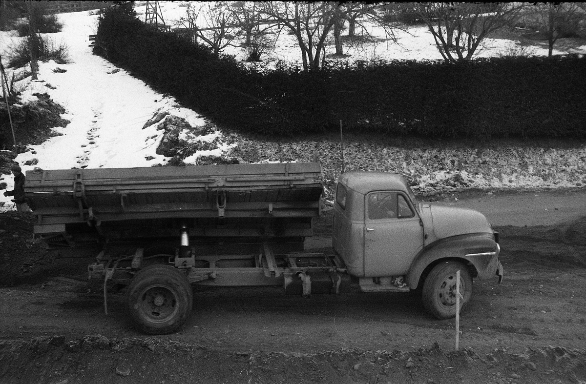 Tre bilder fra utvidelsen av daværende r.v.33 på Kraby 1960/1961. En lastebil, iflg. informant en tysk Ford FK4000, i ferd med å tømme fyllmasse rett ut for Odberg.