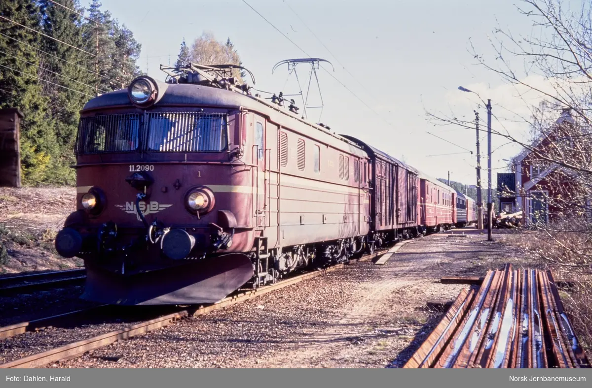 Holtsås stasjon med persontog fra Bø til Oslo S, tog 502, trukket av elektrisk lokomotiv El 11 2090