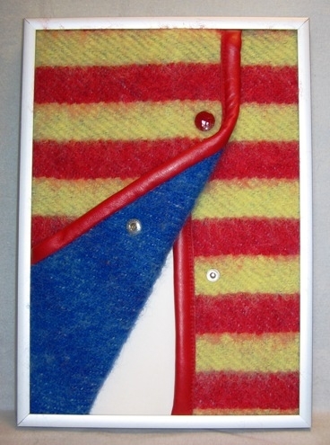 Vävprov av beklädnadstyget Starke monterat på skiva med pappskiva ovanpå med ram av aluminium. Vävprovet är maskinsytt med knäppning fram med röd skinnkant och röda tryckknappar i metal. Det dubbelvävda tyget är randigt i rött och gult på utsidan och insidan är enfärgad blå. Det är vävt i inslagsförstärkt kypert i ullgarn, stickgarn 8/2. Varpen är vit och inslaget är blått, rött och gult. Ränderna är knappt 30mm breda. Vävprovet har beretts genom valkning och lätt ruggning.

Vävprovet med modellnamn Starke är formgivet av Ann-Mari Nilsson och tyget är tillverkat av Länshemslöjden Skaraborg. Vävprovet finns med på sidan 82-83 i vävboken Väv tyger till kläder av Ann-Mari Nilsson i samarbete med Länshemslöjden Skaraborg från 1989, ICA Bokförlag. Det finns femton likadana ramar med monterade vävprover ur boken, se inv.nr. 0041:1-13,15. Se även inv.nr 0042-0096.