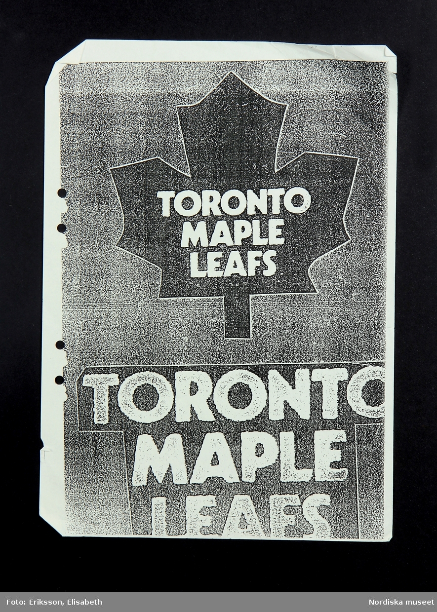 Gul pärm för samlande av lösblad. De 6 bladen i pärmen är olika varianter på snitslade banor för träning som använts för träning i att sy på maskin. Även ett ark med logotypen för Toronto Maple Leafs och ett ark med "lathund för symaskin". 
/Fiffi Myrström, 2014-01-17.