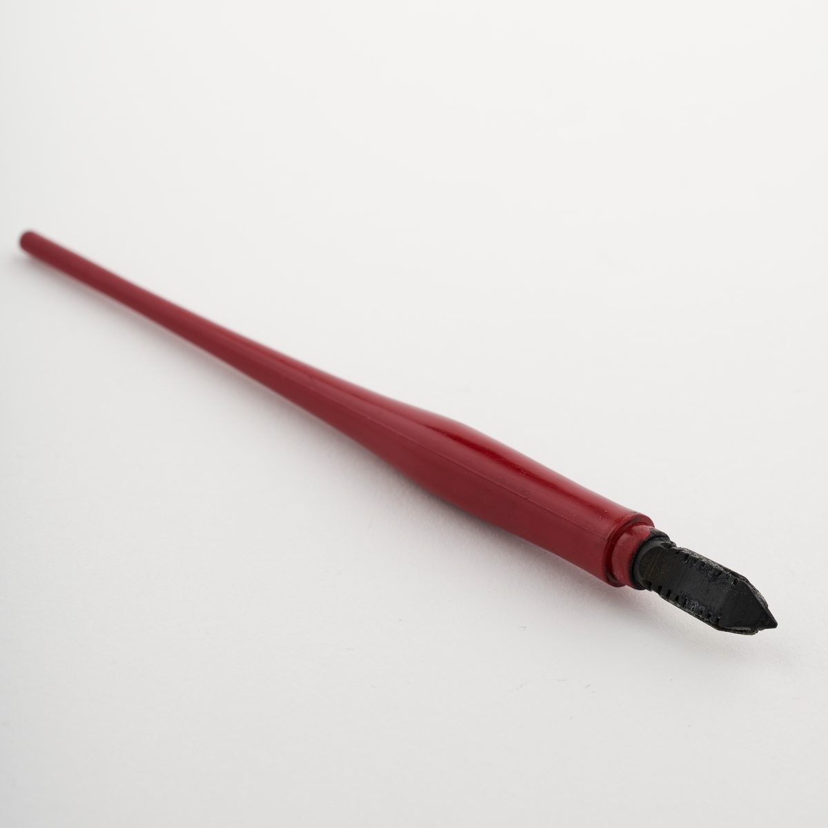 Fyllepenn med langt skaft til å holde i og en pennesplitt til å dyppe i blekk og skrive med.

NAV-samlingen er en gruppe av gjenstander som har vært anvendt på sosialkontoret (Aetat - NAV) i Skedsmo kommune.