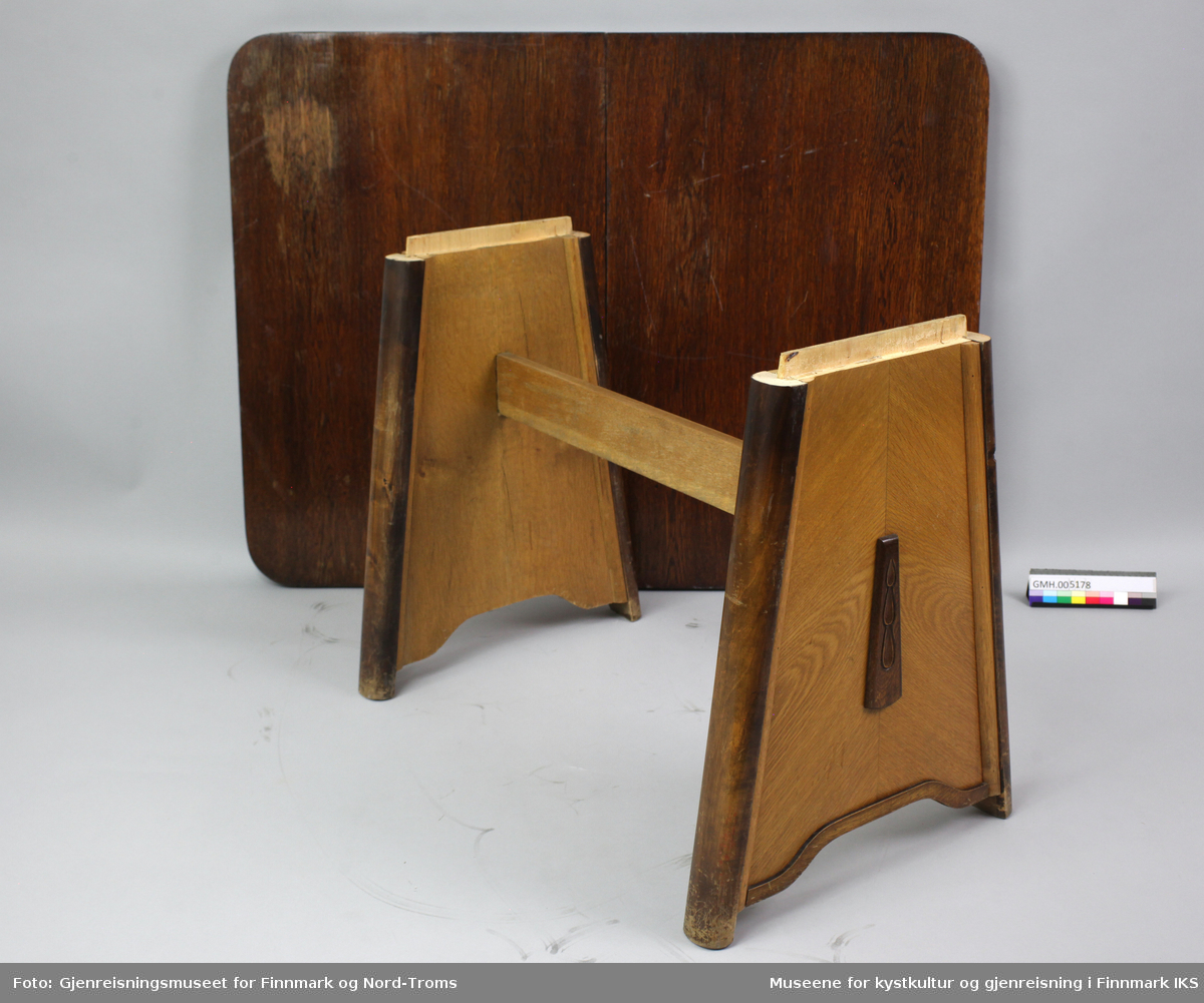 Bordet har to trapesformede ben av eik som er forbundet med en travers.  Bordplata kan utvides. Det mangler en del mellom bordplata og benene. Mellomstykket som brukes ved uttrekk av bordsidene, mangler også.
