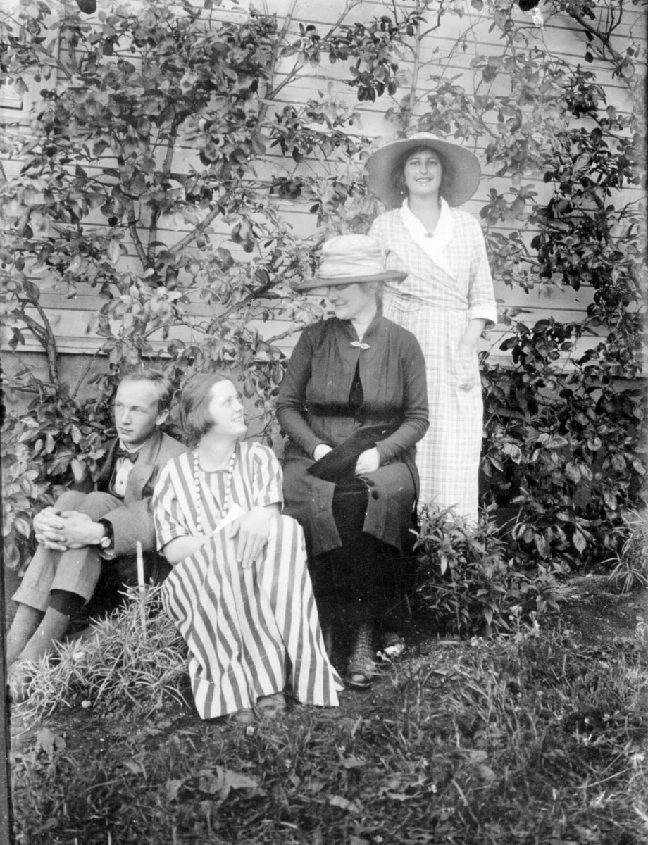 Repro: Gruppe, tre kvinner og en mann i have.
