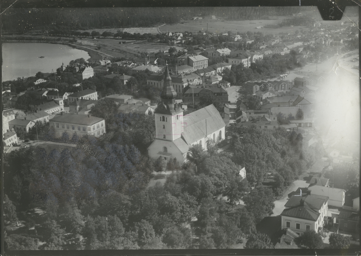 Flygfoto över Hudiksvall och kyrkan.