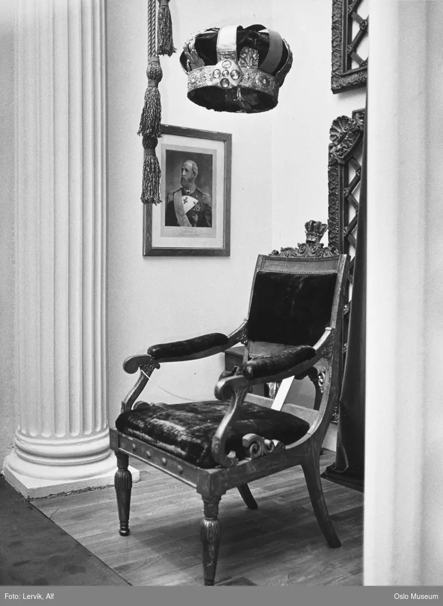 Teatermuseet, interiør, utstilling, kong Oscar IIs stol fra kongelosjen i Christiania Theater