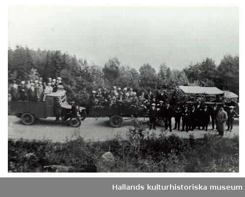 "Veddigebor på utflykt till Fjärås Bräcka omkring 1910."