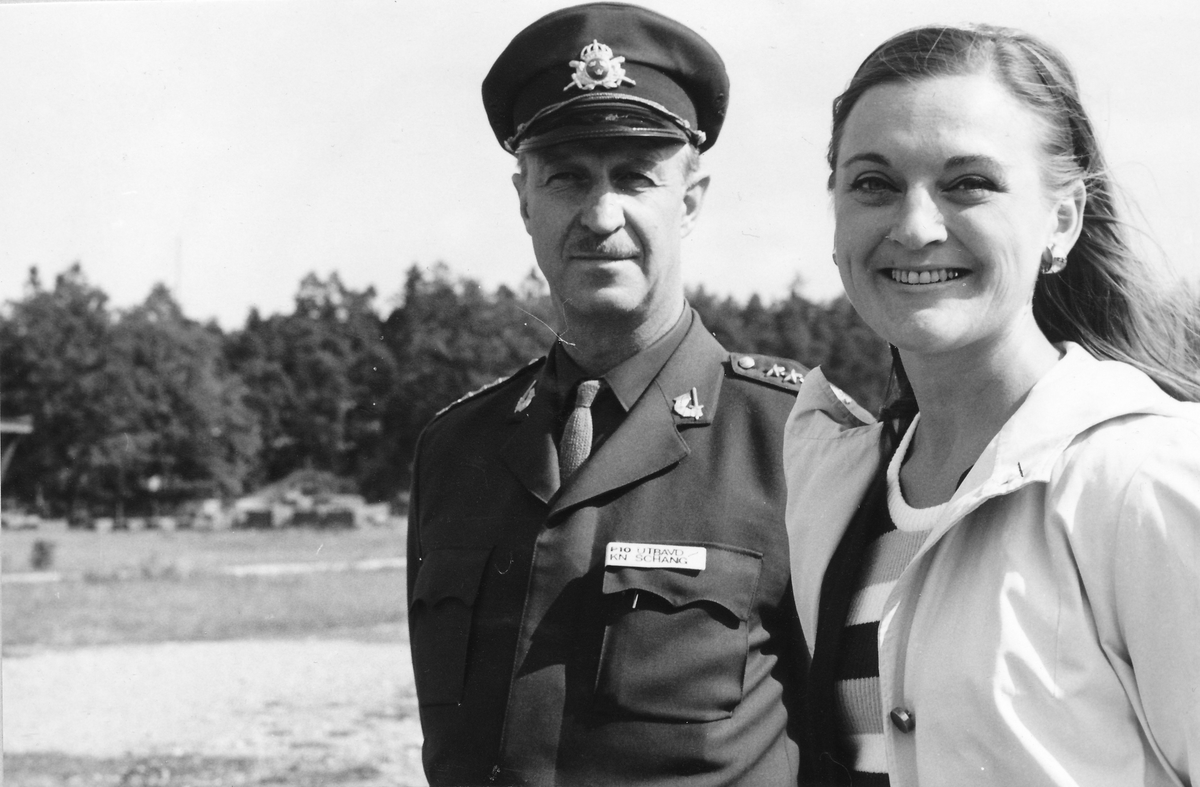 Förevisning avseende exempel på ingripande vid incident, den 19 augusti 1971.
Regementets pressofficer kapten Ryno Schang med Ulla Ramström, intavd, som under övningen fick spela reporter.