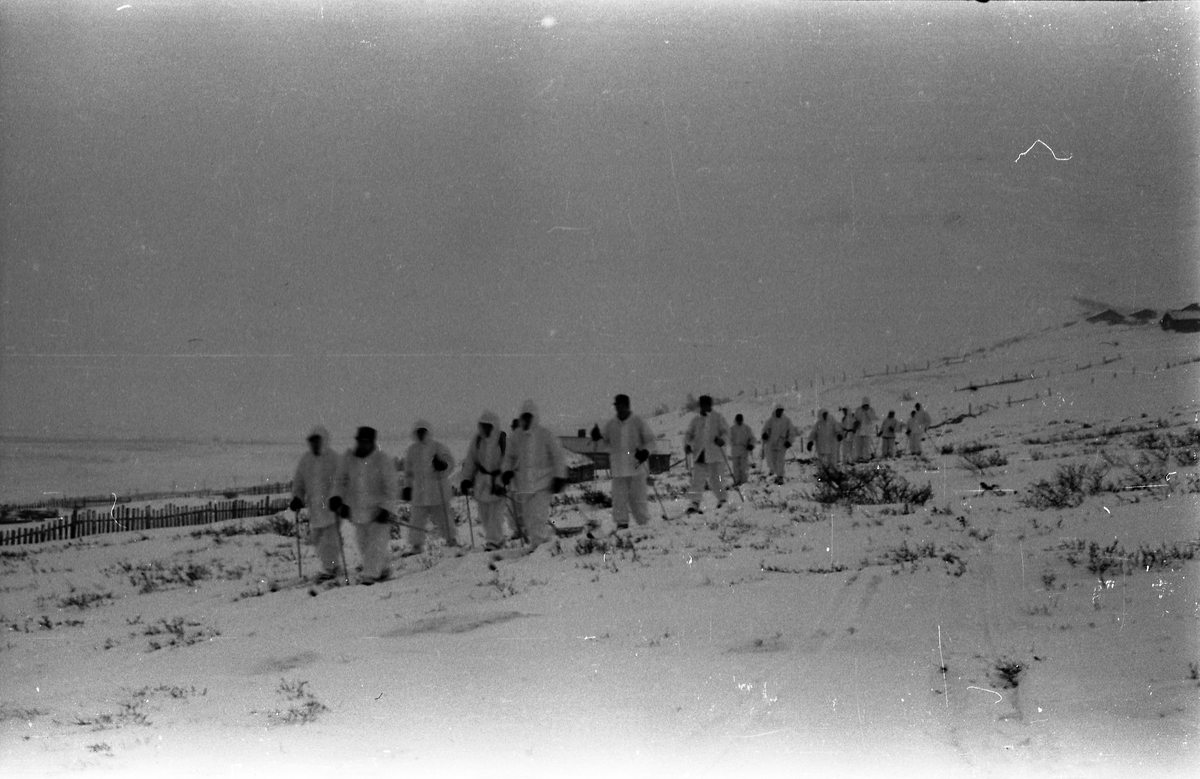 Tre avfotograferte bilder av militær avdeling på ski. Personene er ikke identifisert, men stedet antas å være i nærheten av Heimevernskolen på Dombås.