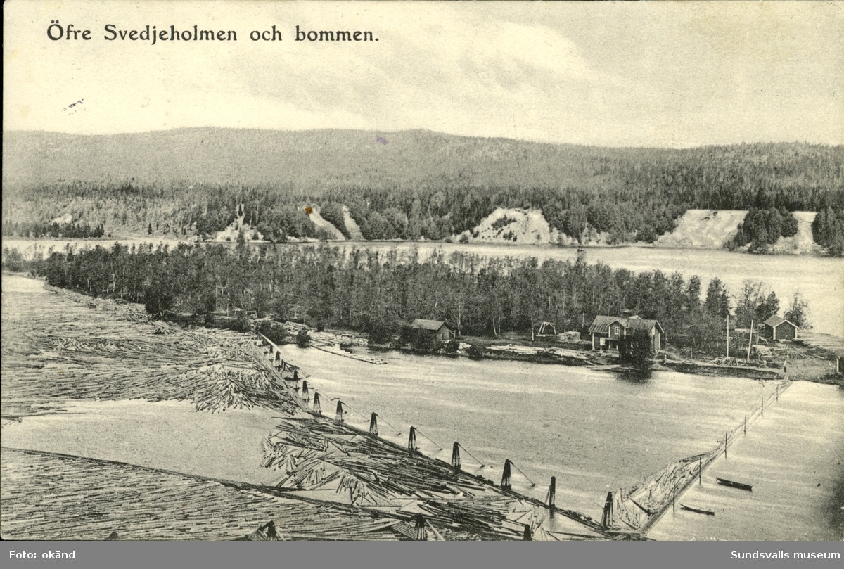 Vykort med motiv över Svedjeholmen och bommen i Indalsälven.