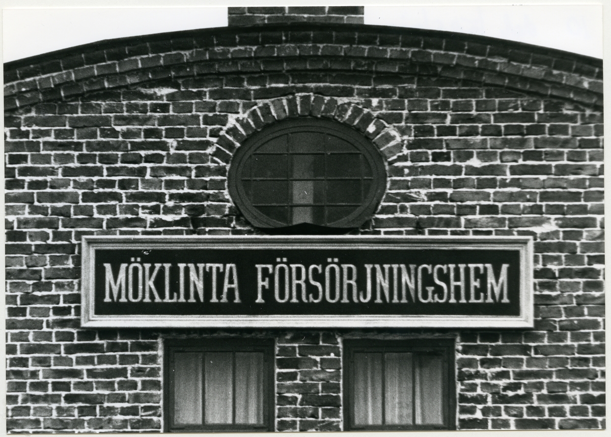 Möklinta sn, Sala.
"Fattighuset" eller Möklinta Försörjningshem. Detaljbild med skylt och ovalt fönster. C:a 1910.