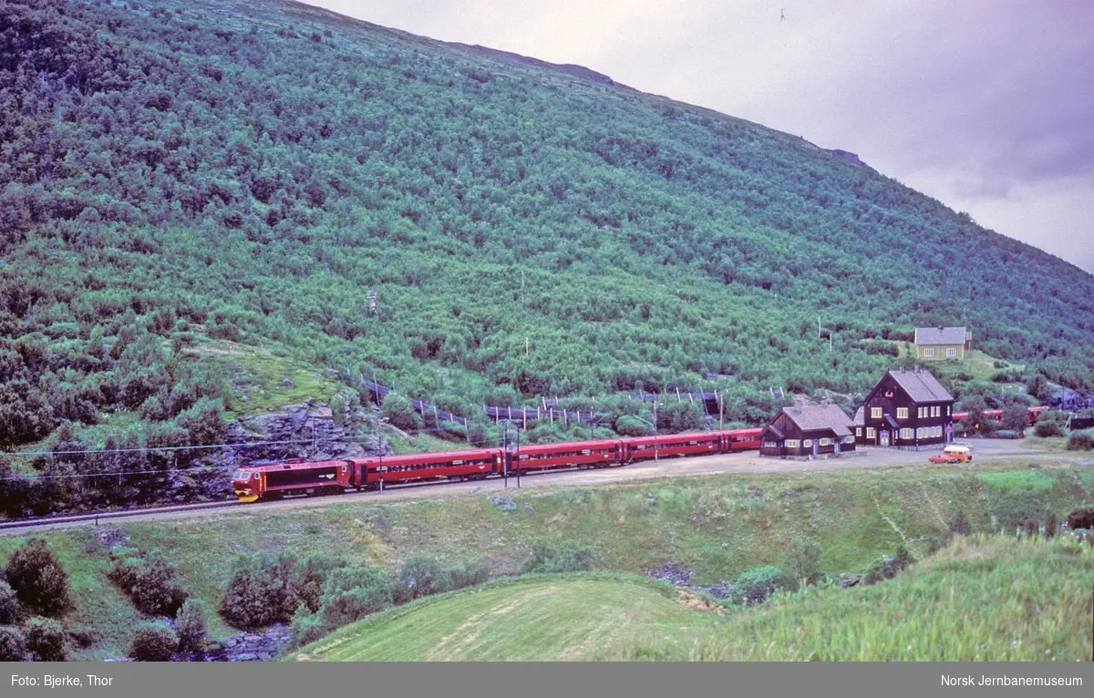 Ekspresstog 44 Trondheim-Oslo på Kongsvoll stasjon, trukket av elektrisk lokomotiv El 17