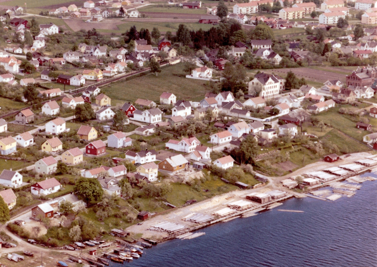 Flyfotoarkiv fra Fjellanger Widerøe AS, fra Porsgrunn Kommune. Osebakken, med Fagskolen i høyre kant. Fotografert 17.05.1961