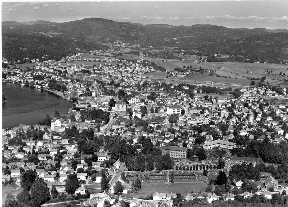 Flyfotoarkiv fra Fjellanger Widerøe AS, fra Porsgrunn Kommune. Bybilde Porsgrunn. Fotografert 27.07.1963 av Edmond Jaquet