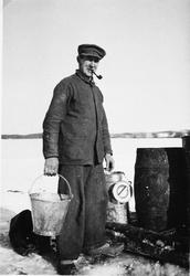 Gabriel Kverneland (1900 - ) med bøtte og spann. Frå vasskjø