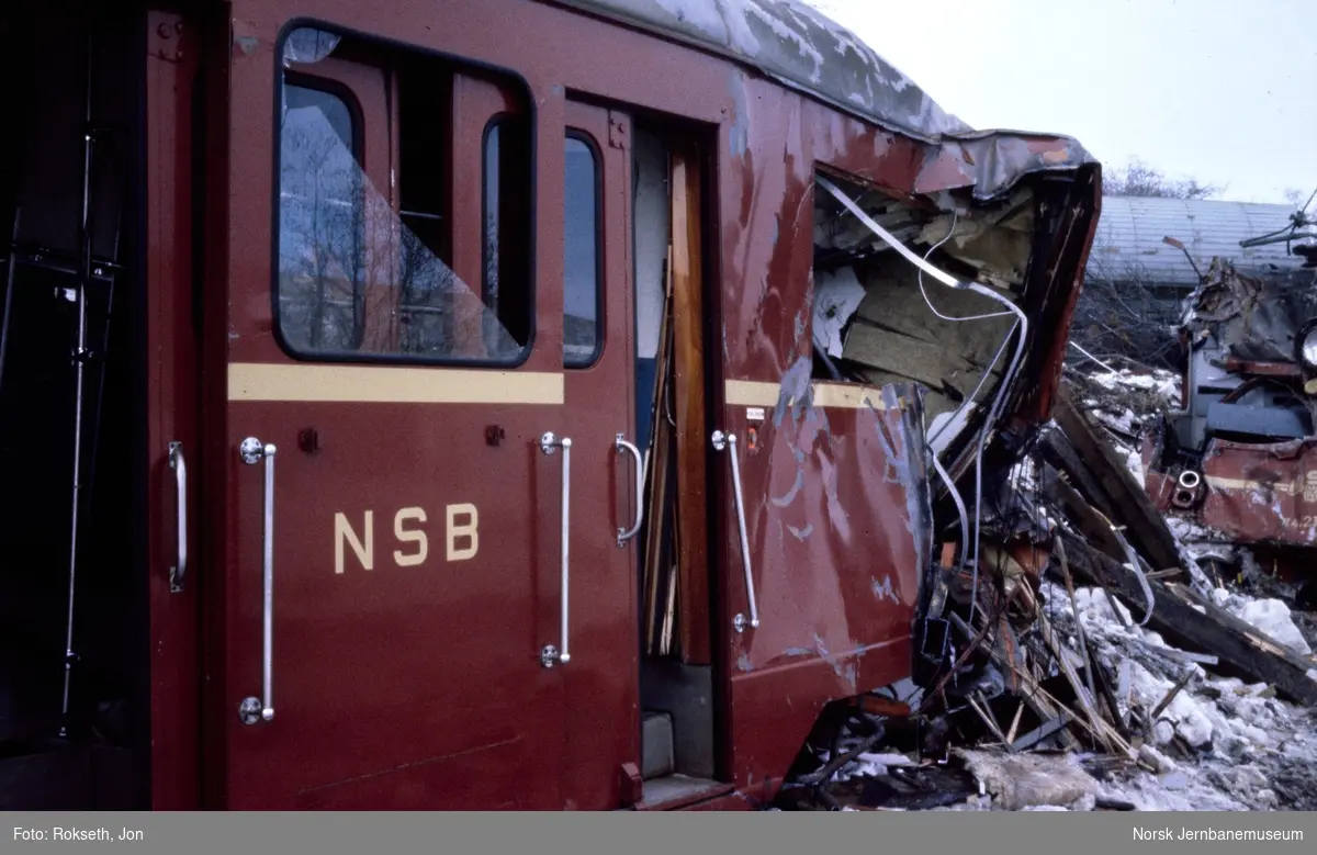 Ødelagt styrevogn BFS 65 85 etter togulykken ved Nypan der et godstog som hadde mistet bremsene kolliderte med et lokaltog