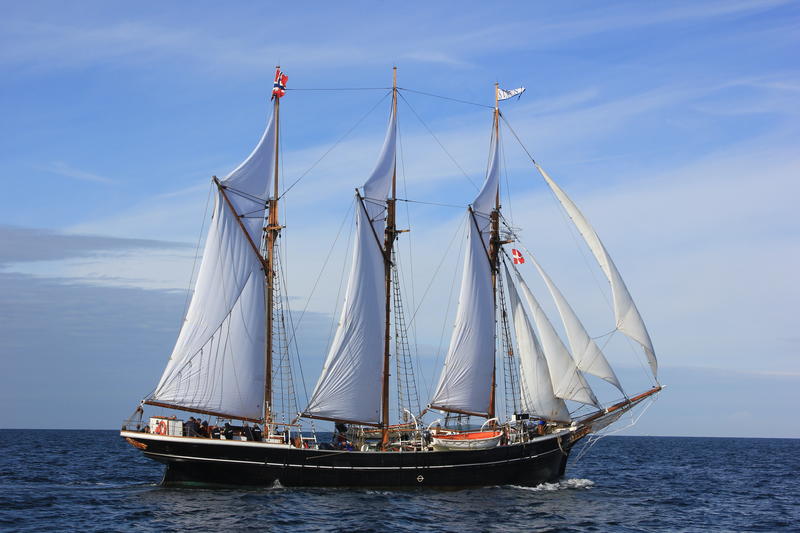 Skonnerten "Svanen" med tre master og for fulle seil ute på vannet, sett fra styrbord. (Foto/Photo)