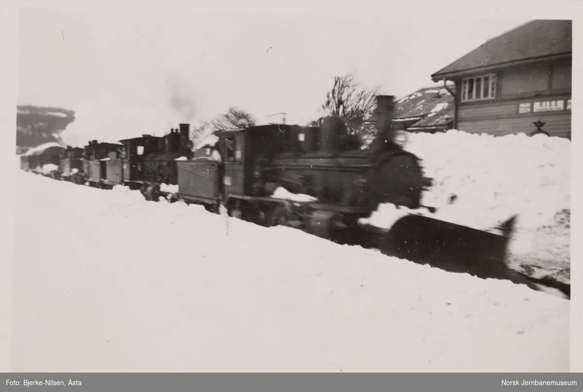 Snøryddingstog med fire damplokomotiver type 21 på Rise stasjon