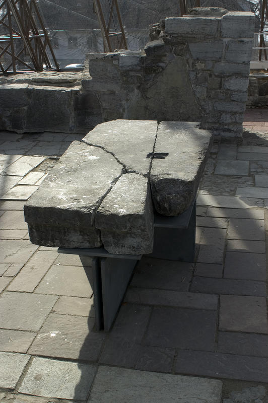 Alter fra middelalderen: En stor, rektangulær stein med et firkantet "hull" er et middelalderalter med et relikviegjemme.
