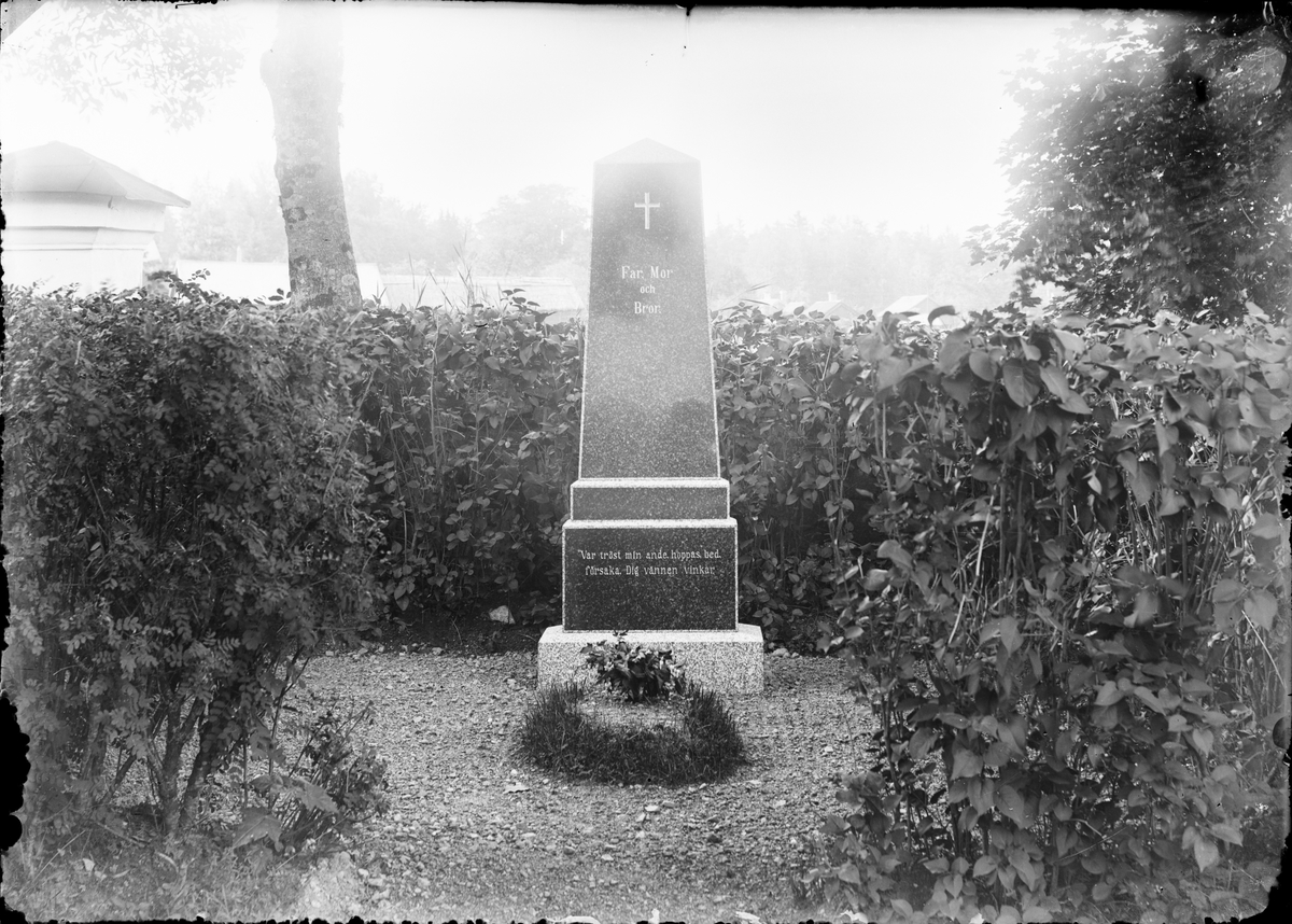 Gravsten, sannolikt Alunda kyrkas kyrkogård, Alunda, Uppland