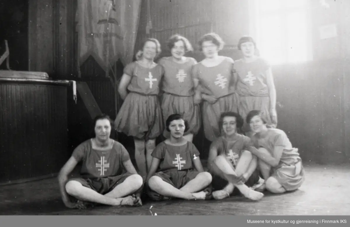 Turnstevne i Honningsvåg. Kvinnelige turnere i turndrakt. Antatt 1930-tallet.