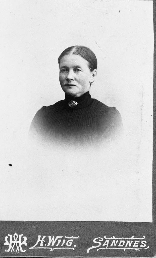 Gustava Njå (1852 - 1942) f. Kverneland, søster til O. G. Kverneland, g. m. Ole Olsen Njå (1842 - 1928)