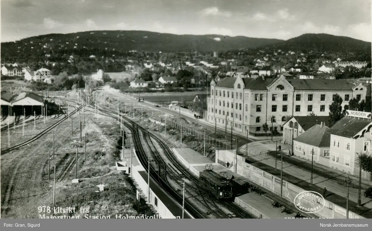 Majorstuen stasjon med en av Holmenkollbanens motorvogner type 1910.