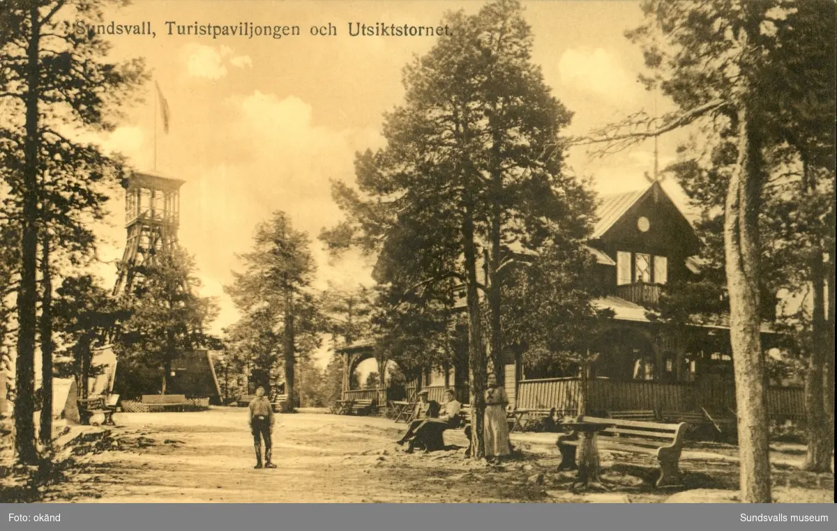 Vykort med motiv över Turistpaviljongen och Utsiktstornet i Sundsvall.