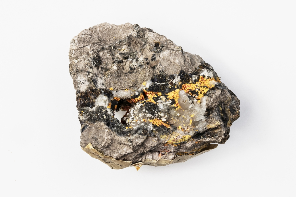 Ett mineral som består av arseniksulfid. Färgen kan vara från röd till gulorange. Mineralet är mycket giftigt. Exemplaret kommer ifrån dåvarande Hunyad, Siebenbürgen i Österrike-Ungern och ingår i Adolf Andersohns samling.