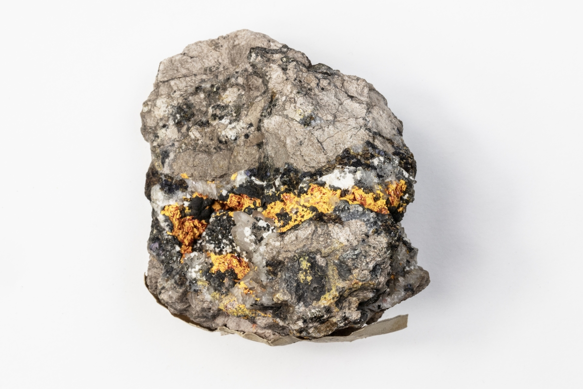 Ett mineral som består av arseniksulfid. Färgen kan vara från röd till gulorange. Mineralet är mycket giftigt. Exemplaret kommer ifrån dåvarande Hunyad, Siebenbürgen i Österrike-Ungern och ingår i Adolf Andersohns samling.