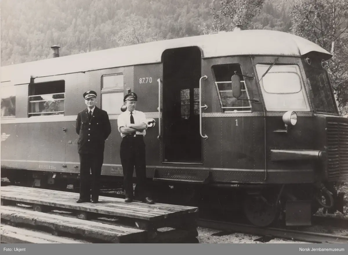 Togpersonalet foran motorvogn Bmdo 87 70 på Norefjord stasjon på Numedalsbanen