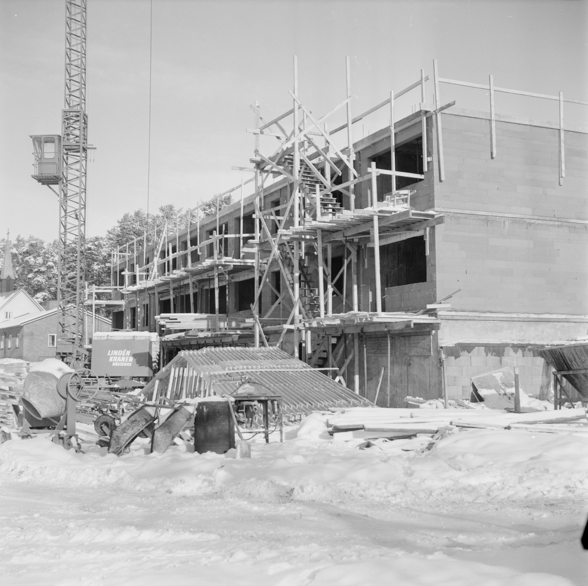 Milda vintern uppskattad av byggfolket i Månkarbo, Uppland, februari 1972