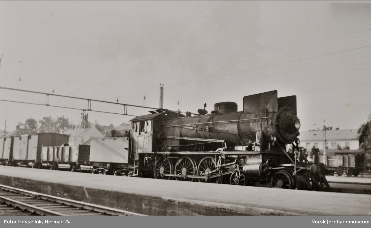 Damplokomotiv type 30a nr. 271 med godstog på Hamar stasjon