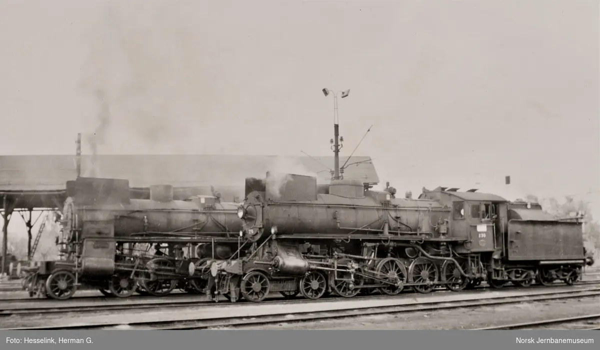 Damplokomotiv type 26c nr 379 og 26b nr. 230 ved lokomotivstallen på Hønefoss stasjon