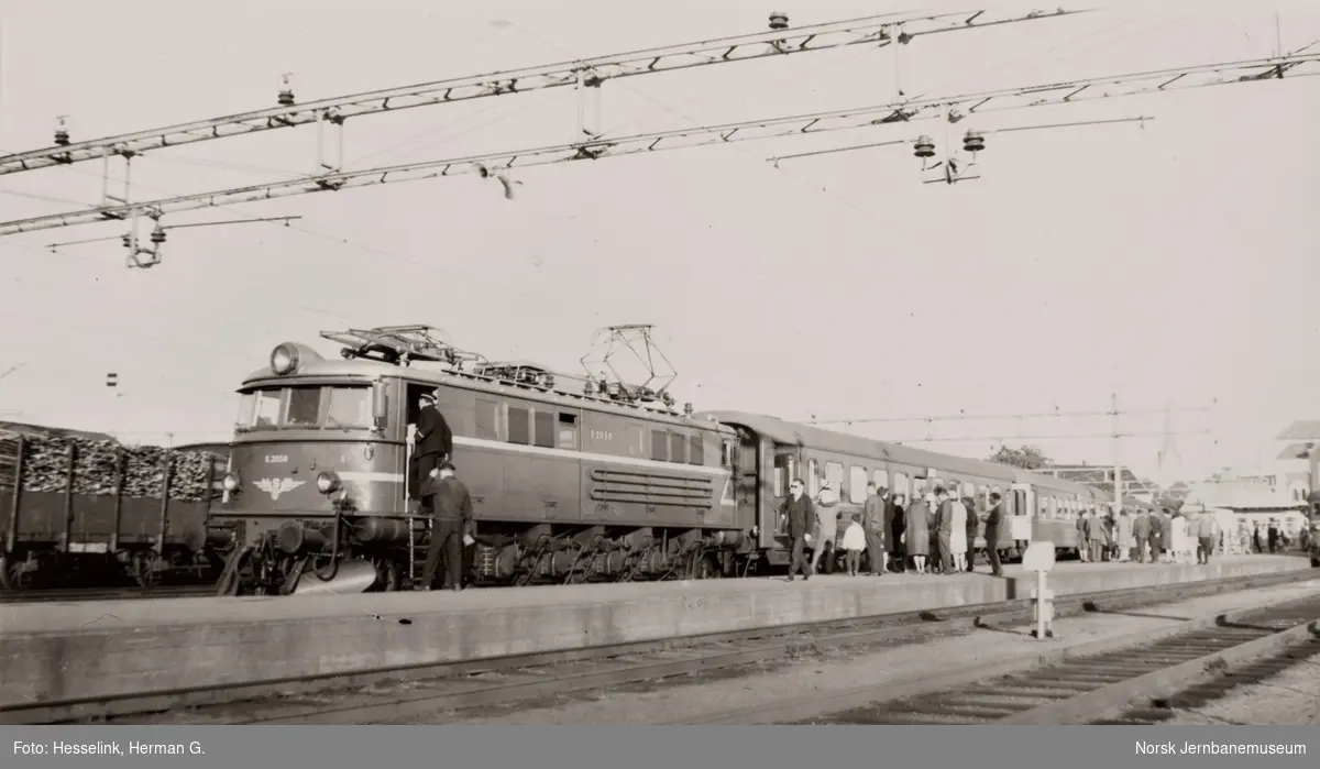 Elektrisk lokomotiv El 8 2058 med persontog på Kristiansand stasjon