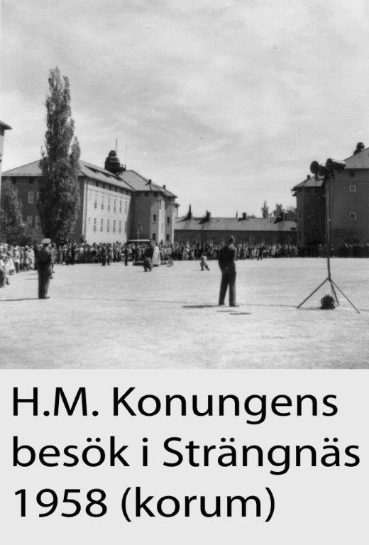 4. komp, juni 1958. 
H.M. Konungens besök vid regementet.
Korum. I bakgrunden ses 1. och 2. komp kasern till vänster, sammanbindningsbyggnaden samt 3. och 4. komp kasern till höger.