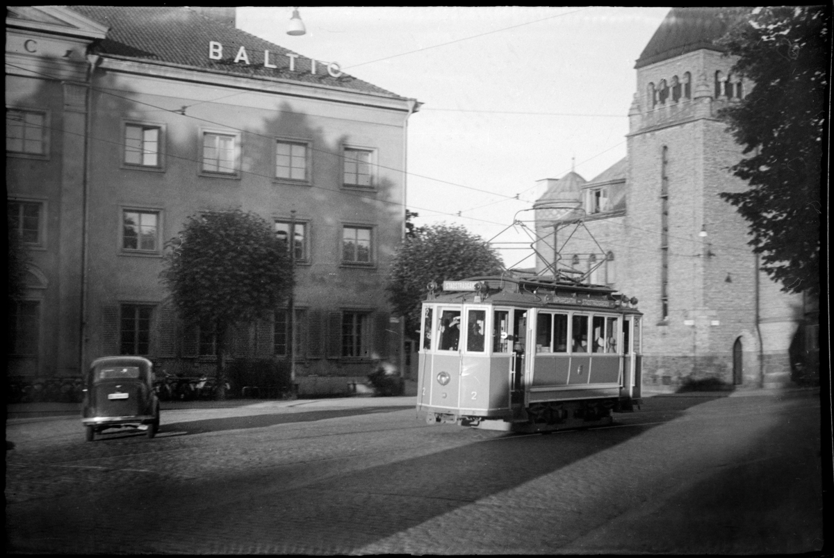 Gävle Stads Spårvägar, GSS spårvagn 2 utanför Hotell Baltic och brandstationen i Gävle.