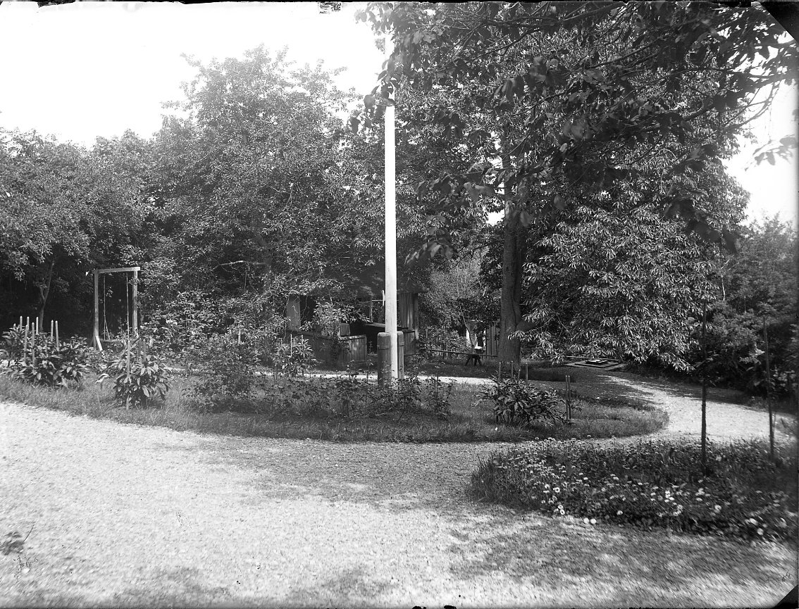 Trädgården till prästgården i Gränna. En flaggstång i centrum och en gungställning till vänster.