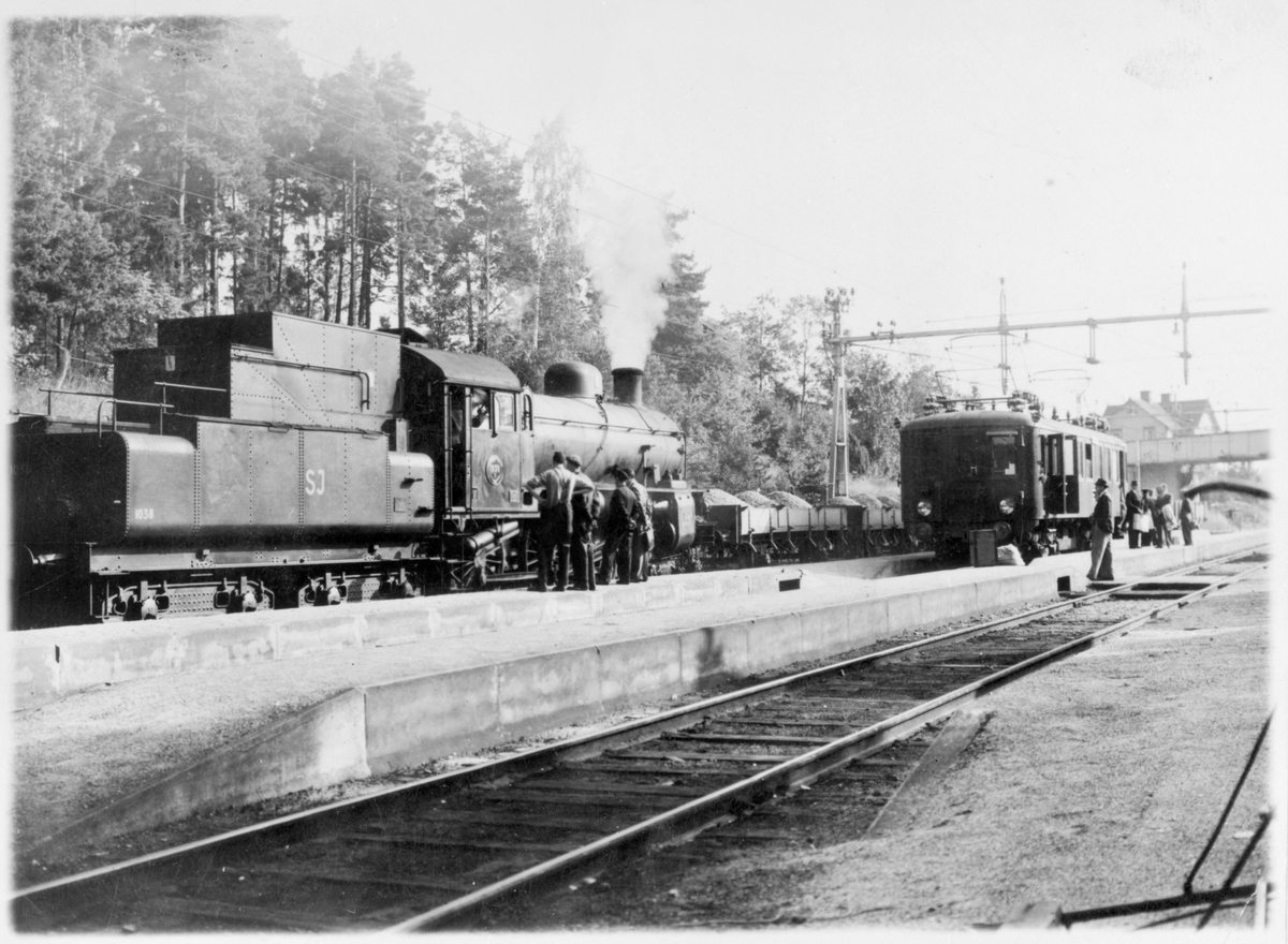 Statens Järnvägar, SJ B 1038 och motorvagn Xoa2, kallad Enok vid Läggesta station.