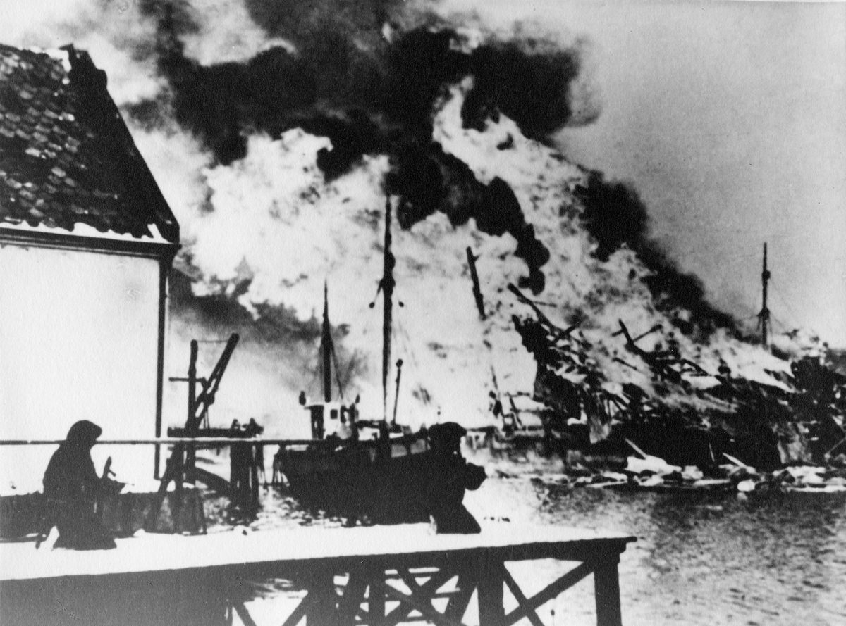 krigen, 2. verdenskrig, Måløyraidet 27. desember 1941, havna, person på kaia, båt, brann