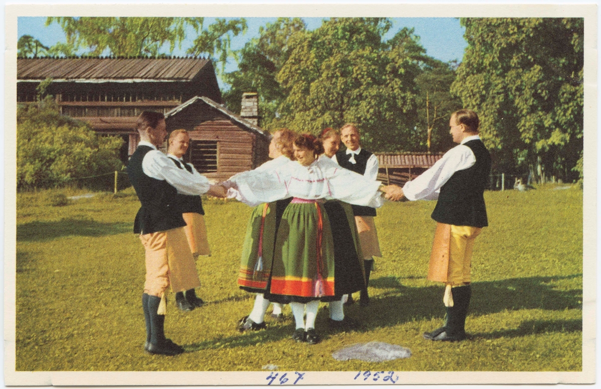 Vykort med motiv från Skansen. "Folkdanslag från Orsa, Dalarna."