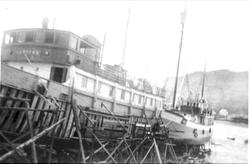 M/S "Harstad" og fiskebåten "Myregga" på slipp ved Danielsen