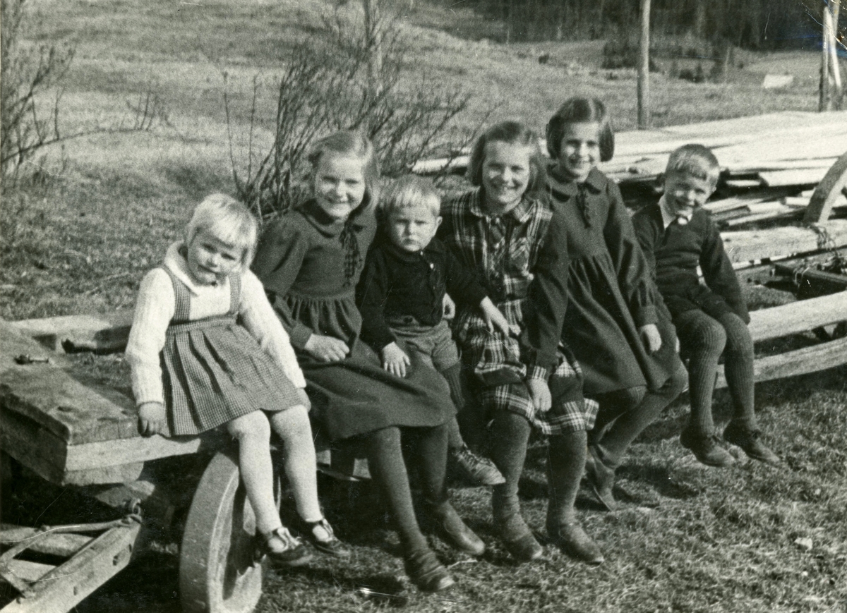 Barna til Klara og Halvor Hansson Torstveit, f.v Haldis, Bjørg, Halvor, Astrid, Aud og Hans.  To versjonar av bildet.