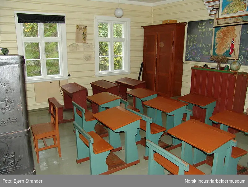 Oppført i 1886. En etasjers skolebygg i laftet tømmer, kledd med panel. Stor innvendig takhøyde, idag ligger det bølgeblikk på taket. Tre rom, et kjøkken, rom for læreren og selve klasserommet. Grue på kjøkkenet og en stor jernovn i klasserommet.